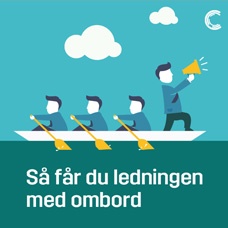 båt med en ledare i fören som pratar i en megafon